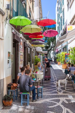 Funchal, Madeira Adası küçük bir restarant Teras oturma turist