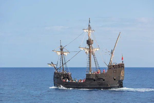 Touristes faisant une croisière avec une réplique du navire "Santa Maria" à l'île de Madère — Photo