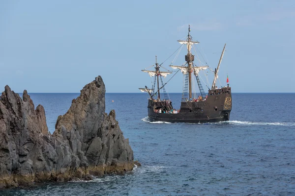 Tourists making a cruise with a replica of vessel "Santa Maria" at Madeira Island — Stock Photo, Image