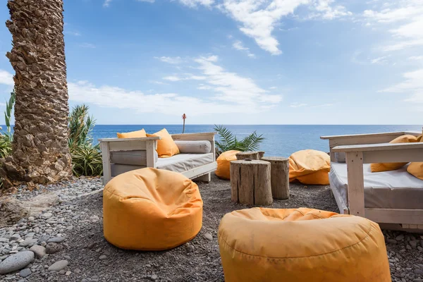 मदीरा द्वीप में समुद्र के पास आरामदायक सीटों के साथ अवकाश रिज़ॉर्ट — स्टॉक फ़ोटो, इमेज