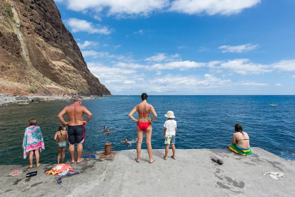 Mensen zijn zwemmen in de Atlantische Oceaan langs de zuidkust van madeira, portugal — Stockfoto