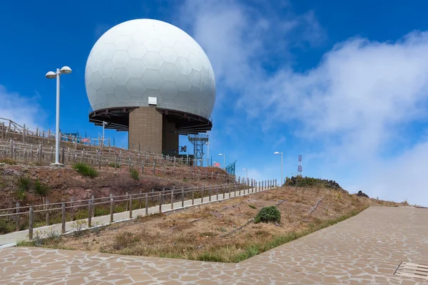 Радар на вершине Пико-ду-Ариейру — стоковое фото
