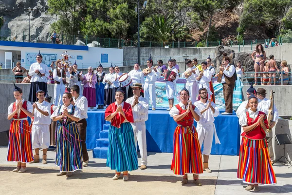 Tänzer demonstrieren einen Volkstanz am Strand von Funchal, Insel Madeira — Stockfoto