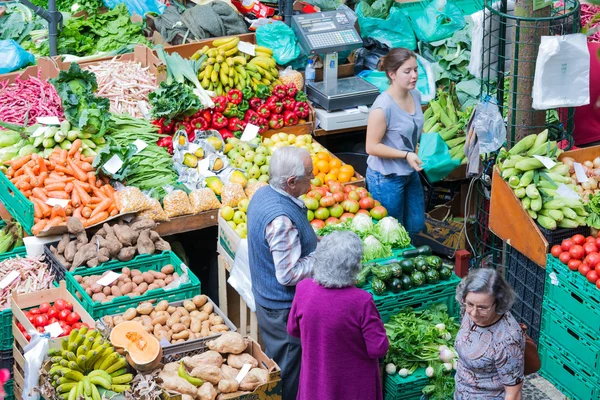 Persone che fanno shopping al mercato delle verdure di Funchal, Isola di Madeira — Foto Stock