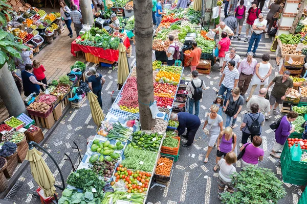 Tourits een bezoek aan de groente markt Mercado dos Lavradores op Funchal, Madeira Island Rechtenvrije Stockfoto's