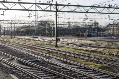 Sabah güneşi Lahey Hollandalı istasyonunda demiryolu parça