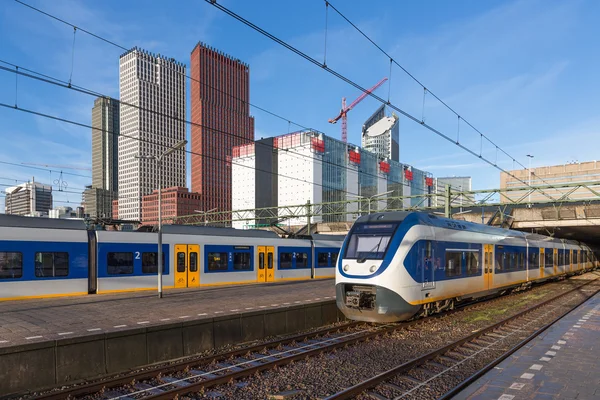 Trens na estação central de Haia, nas Terras Negras — Fotografia de Stock