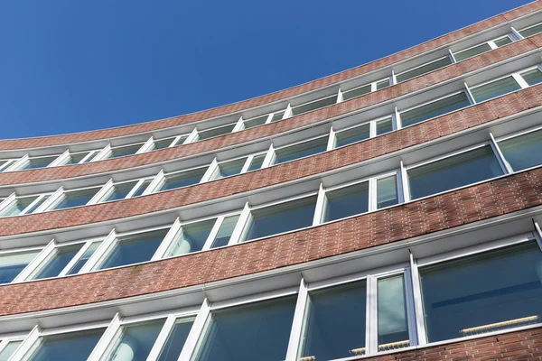 Кирпичный каменный фасад современного офисного здания в Нидерландах — стоковое фото