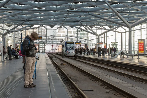 Viajeros que esperan el tranvía en la estación central de La Haya, Países Bajos —  Fotos de Stock