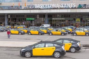 Barcelona-Sants, Barselona, İspanya, yolcuları ve demiryolu önünde bekleyen taksi istasyonu