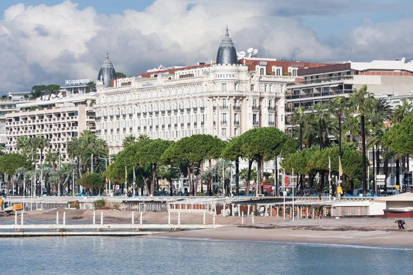 Strandpromenaden Cannes med okända människor och en Frontvy av berömda Carlton Hotel i Cannes, Frankrike — Stockfoto