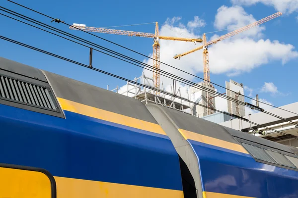 Uppersite d'un train néerlandais et derrière lui les travaux de construction de la nouvelle gare centrale d'Utrecht — Photo