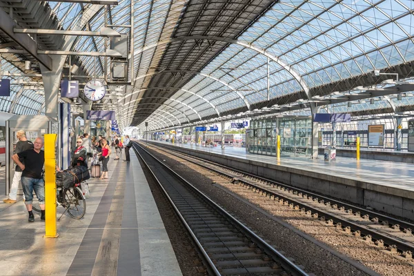 Travelers and commuters waiting at the railway station of Spandau in Berlin-Spandau, Germany — Stock Photo, Image