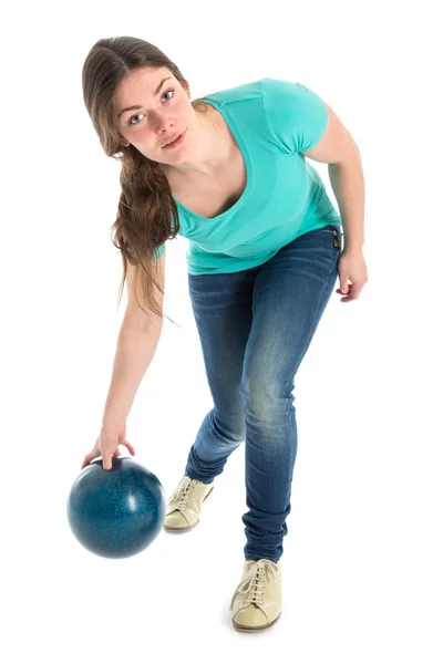 Mujer lanzando una bola de bolos — Foto de Stock