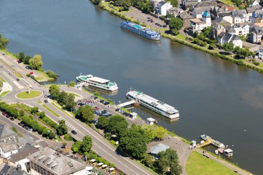 Traben-Trarbach Almanya'da yakınındaki hava görünümüyle Moselle yolcu gemileri