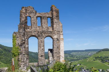 Harabe kale Grevenburg Traben-Trarbach yakınındaki Alman Nehri Moselle