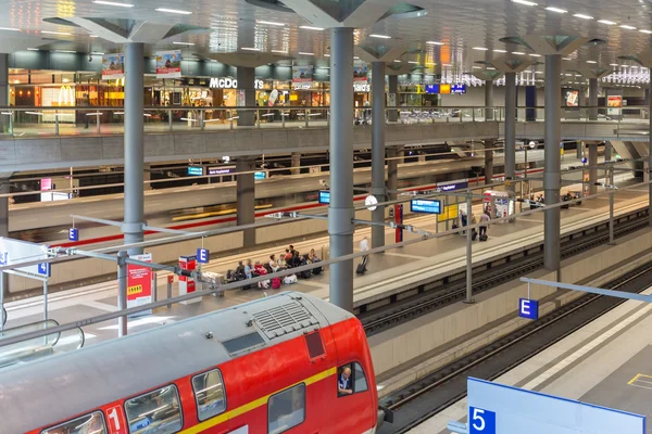 ベルリンの中央駅を列車で旅行通勤 — ストック写真