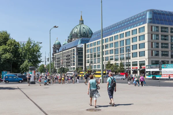 Turisti che entrano nella Karl Liebknecht Strasse vicino al Berliner Dom di Berlino, Germania — Foto Stock