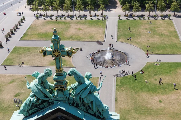 A légi felvétel a Berliner Dom-Múzeum sziget Berlin központi Plaza — Stock Fotó