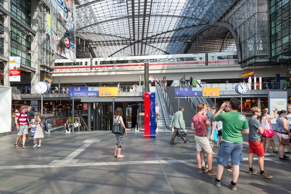 Toeristen en werknemers zijn winkelen en reizen op het centraal station van Berlijn, Duitsland — Stockfoto