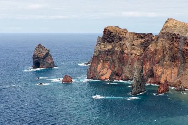 Côte de Madère avec de hautes falaises le long de l'océan Atlantique — Photo