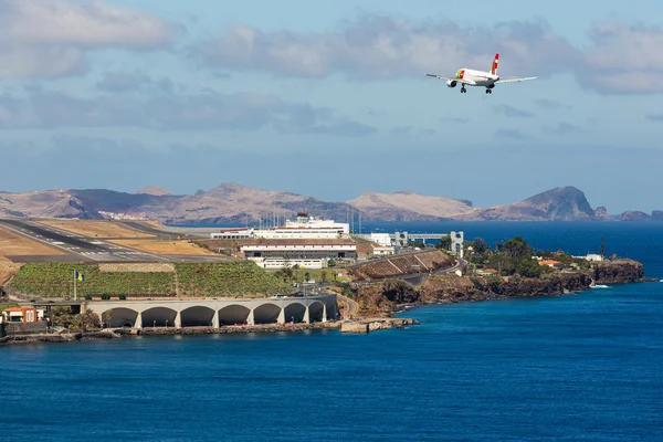 O Boeing 737 aproxima-se do Aeroporto do Funchal na Madeira, Portugal — Fotografia de Stock