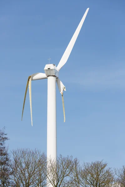 Turbina eólica com asas quebradas após uma tempestade nos Países Baixos — Fotografia de Stock