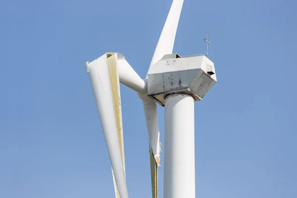 Windturbine met gebroken vleugels na een zware storm in Nederland Stockafbeelding
