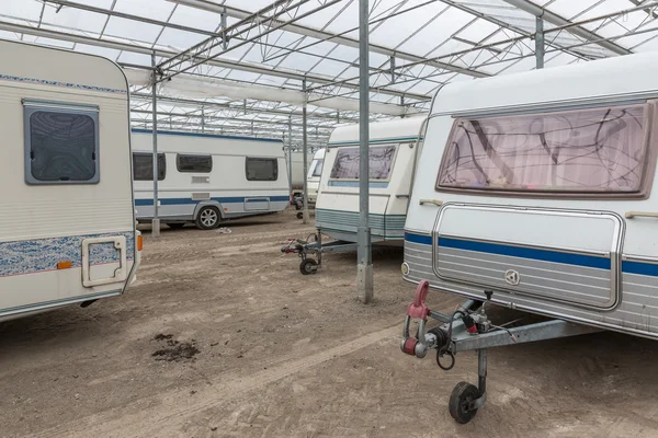 Caravan parking in Nederlandse lege serre — Stockfoto