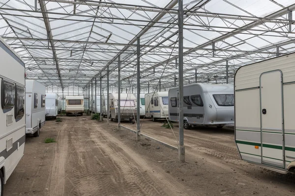 Estacionamiento de caravanas en invernadero holandés vacío —  Fotos de Stock