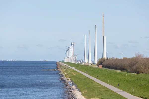 Uppförandet av en vindkraftspark på den nederländska kusten — Stockfoto