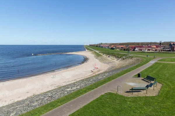 Marinmålning från Urk i Nederländerna med en vindkraftspark längs kusten — Stockfoto