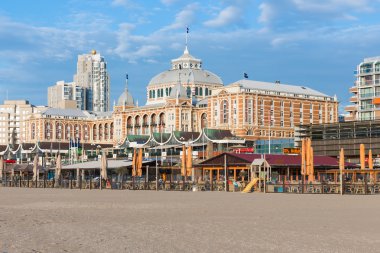 Plaja ünlü Hollandalı Kurhaus Scheveningen adlı görüntülemek