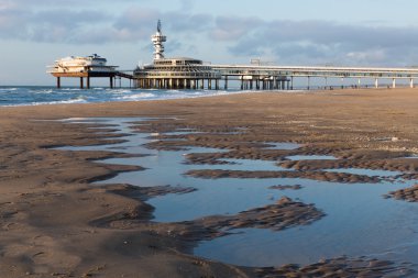 Plajda iskele Scheveningen, Hollanda üzerinden görüntülemek