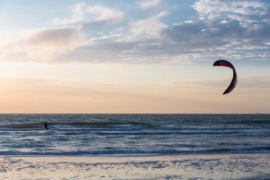 Kitesurfing Hollandalı kıyı boyunca akşamları