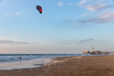 Kitesurfing Scheveningen Hollandalı sahil boyunca akşamları