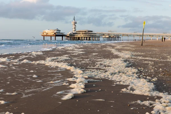 Widok z plaży na molo w Scheveningen, Holandia — Zdjęcie stockowe