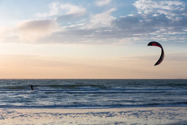 Kitesurfing på kvällen på den nederländska kusten — Stockfoto