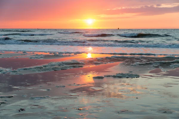 Coucher de soleil sur la côte néerlandaise près de Scheveningen — Photo