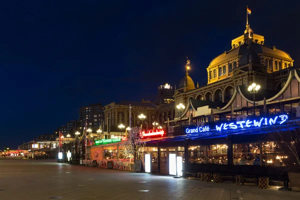 Boulevard de la plage avec le célèbre Kurhaus à Scheveningen, Pays-Bas — Photo