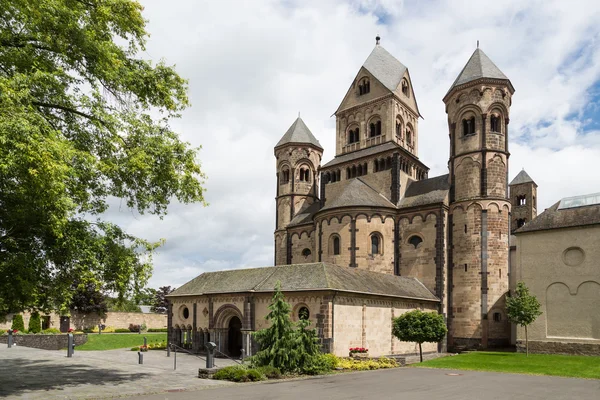 Středověké benediktinské opatství v maria laach, Německo — Stock fotografie