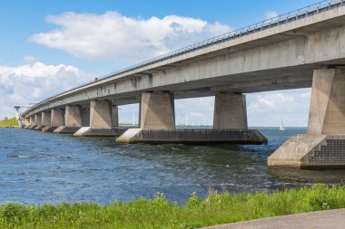 Lelystad yakınındaki Hollanda göl üzerinde beton köprü