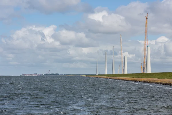 Nederlandse Bouw site bouwen windturbines gezien vanaf de zee — Stockfoto