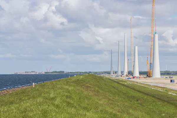 Construção holandesa de turbinas eólicas perto de Urk — Fotografia de Stock