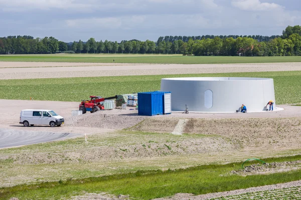 Staveniště s nadací nové obrovské větrné turbíny — Stock fotografie