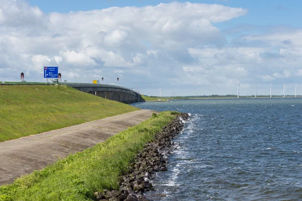 Dike met betonnen brug van Nederlandse snelweg tussen Emmeloord en Lelystad — Stockfoto