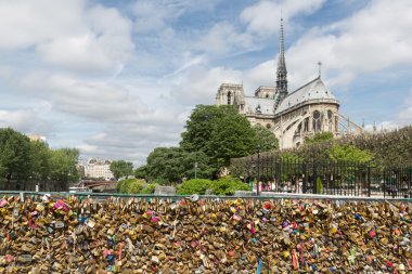 Paris'te Seine Nehri üzerinde aşk asma kilitler, köprü