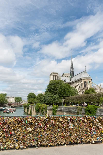 Cadeados de amor na ponte sobre o rio Sena em Paris, França — Fotografia de Stock