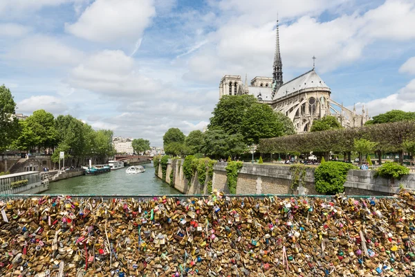 Cadeados de amor na ponte sobre o rio Sena em Paris, França — Fotografia de Stock