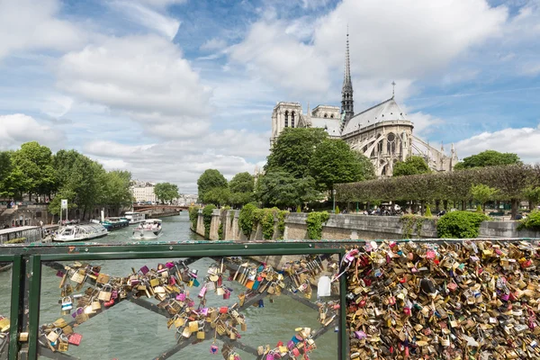 Cadeados de amor na ponte sobre o rio Sena em Paris, França — Fotografia de Stock